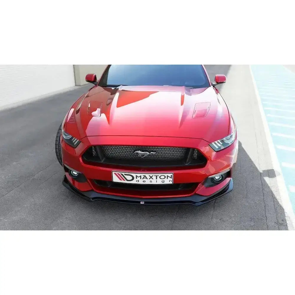 Frontspoiler til Ford Mustang Mk6, montert på rød bil med sort grill og Maxton Design-logo.