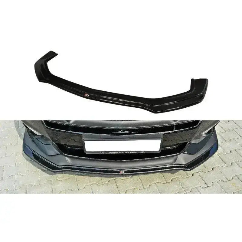 Frontleppe til Ford Mustang Mk6 GT i sort plast med blank overflate, montert på bilens frontfanger.
