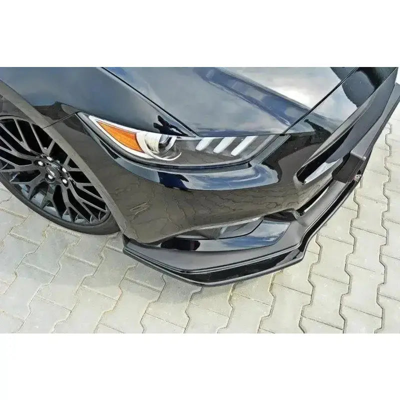 Frontsplitter på Ford Mustang Mk6 GT, nærbilde av venstre front, frontlykt og felg sett ovenfra.