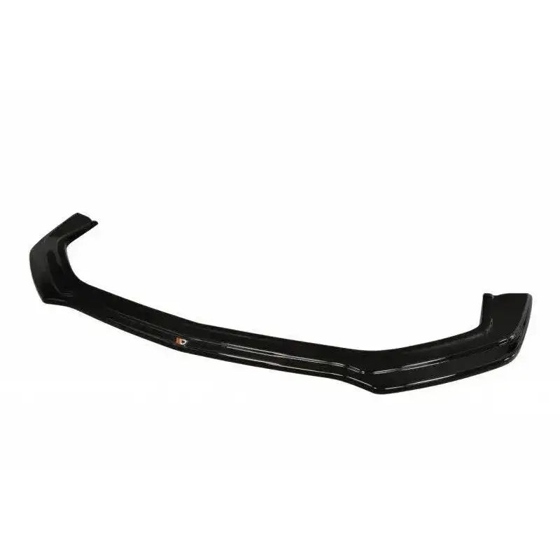 Front splitter til Ford Mustang Mk6 GT, sort og blank med markerte kanter, sett fra skrå vinkel.