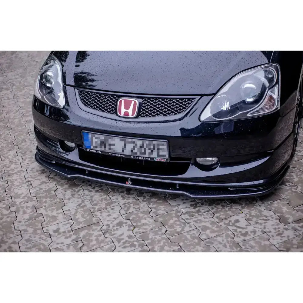 Frontleppe på Honda Civic Ep3 V.1, svart med vanndråper, montert foran under rød logo.
