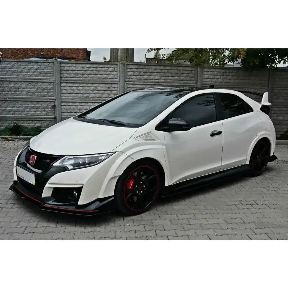 Frontspoiler på Honda Civic IX Type R med sorte felger og rød kant, sett skrått forfra.