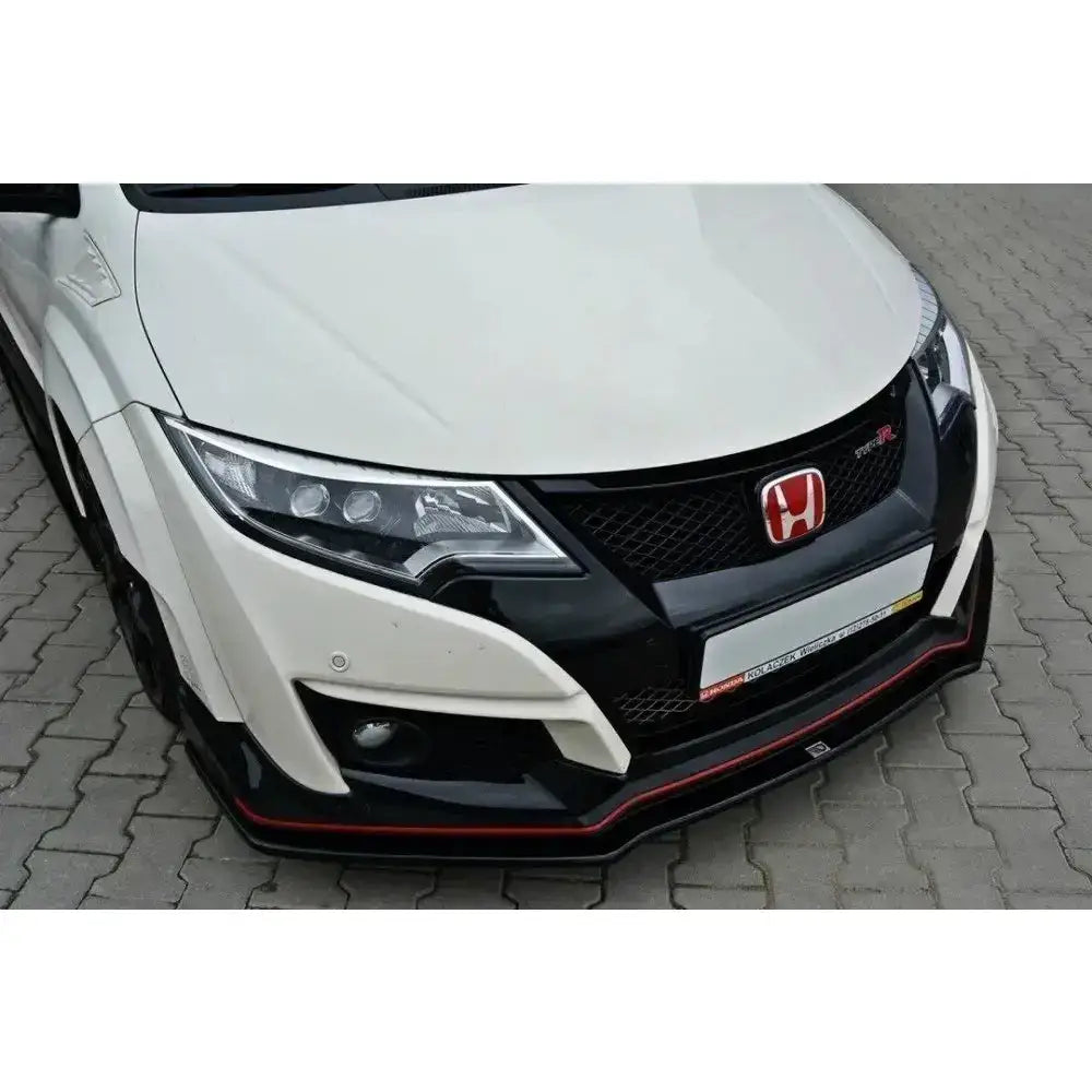 Frontsplitter på Honda Civic IX Type R, nærbilde av hvit front med sorte og røde detaljer på brostein.