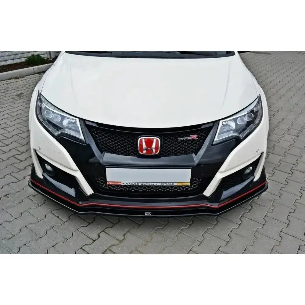 Front lip på Honda Civic IX Type R, hvit bil med svart frontfanger og rød dekorlinje.