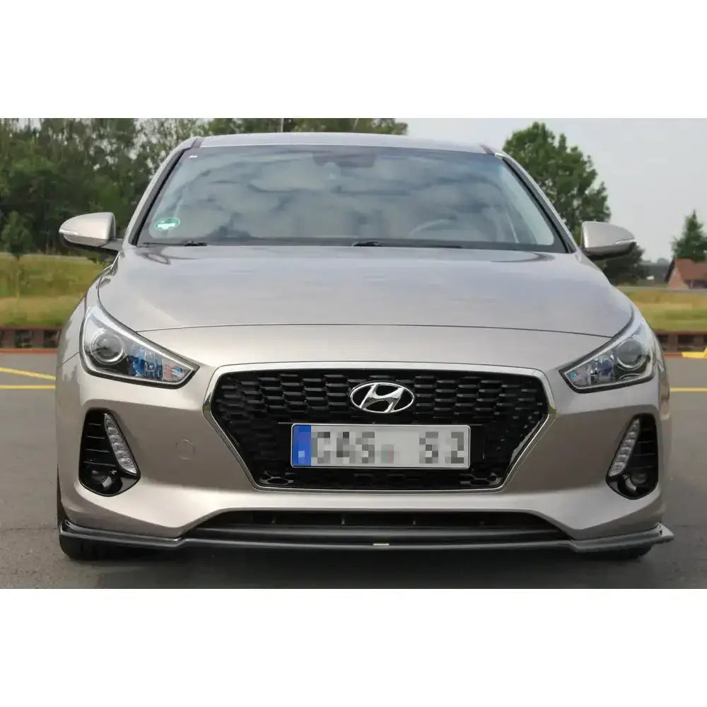 Frontsplitter på Hyundai I30 Mk3 Hatchback, sett rett forfra med sølvfarget karosseri og sorte detaljer.