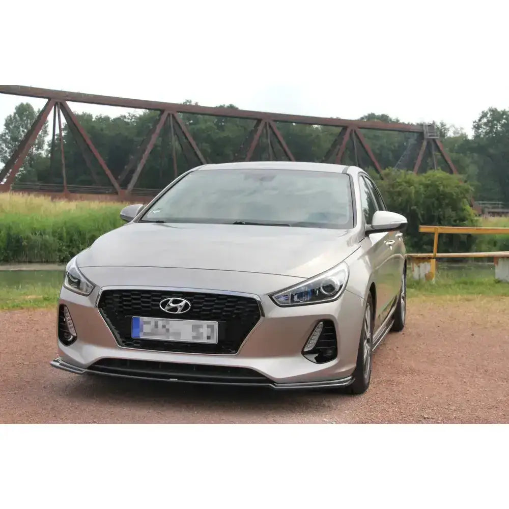 Front lip på Hyundai I30 Mk3 Hatchback med sort grill og moderne frontlykter utendørs.