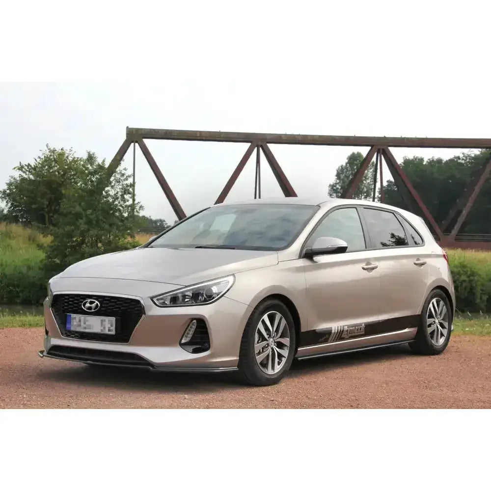 Front splitter på Hyundai I30 Mk3 Hatchback med svarte og kromdetaljer, sett skrått forfra.