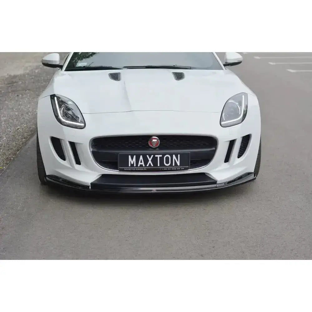 Frontsplitter til Jaguar F-Type V.1 montert på hvit sportsbil, sett rett forfra mot asfalt.