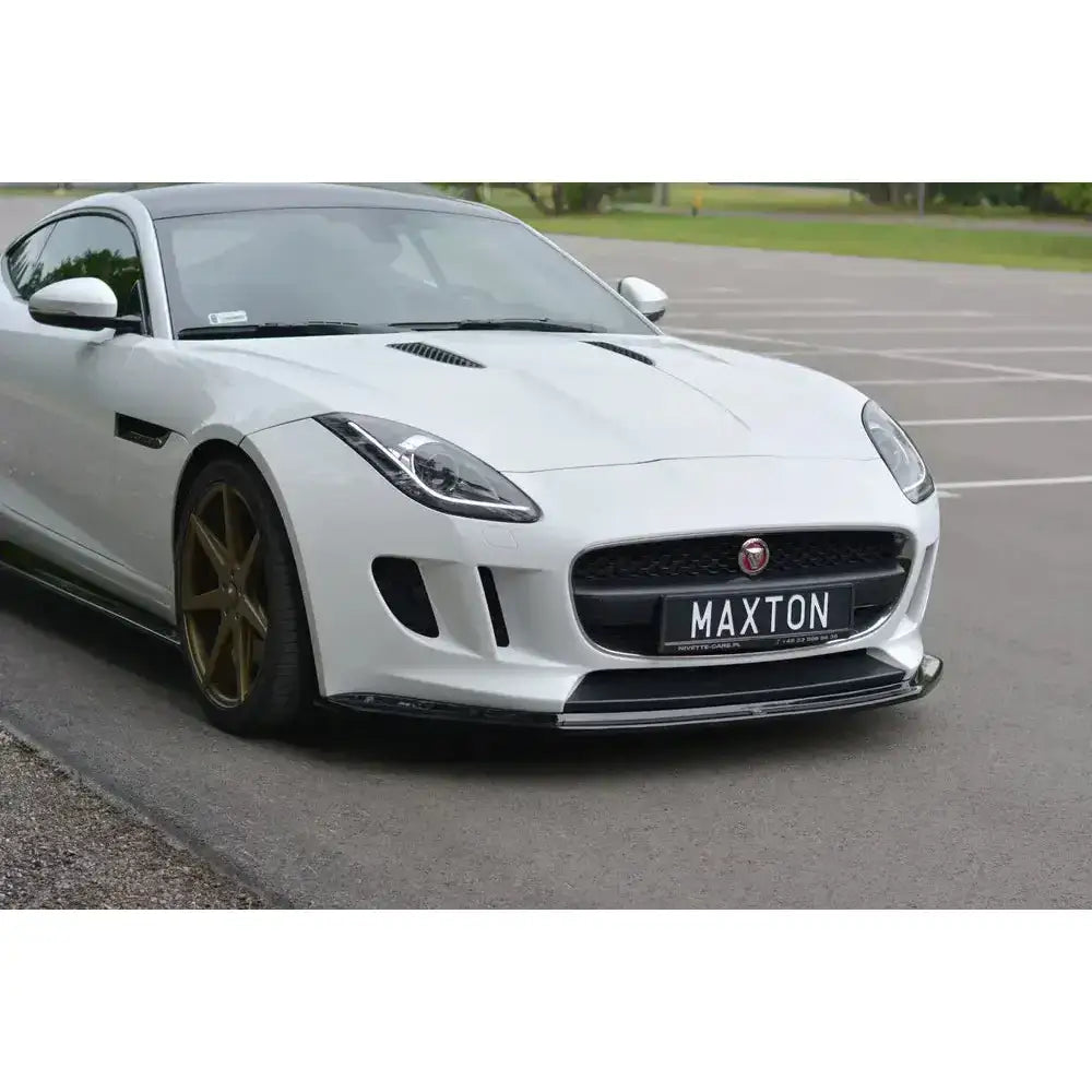 Front lip på Jaguar F-Type V.1 i hvitt med svarte detaljer og bronsefargede felger på asfalt.