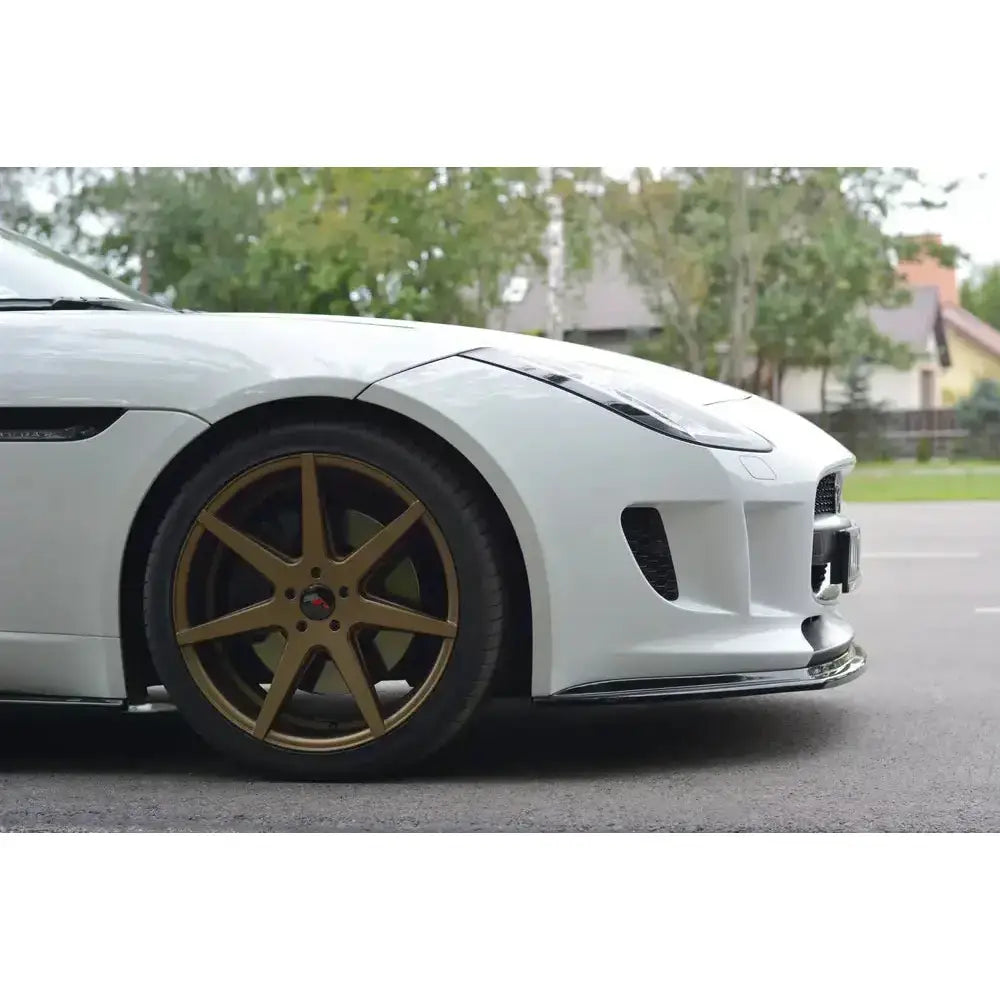 Front splitter på Jaguar F-Type V.1 med bronsefarget felg og sportslige detaljer foran høyre forhjul.