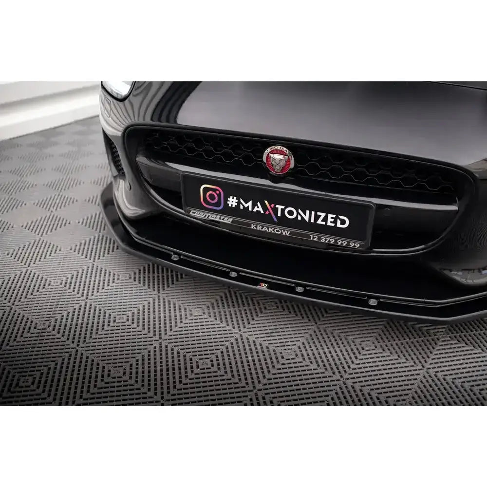 Front lip på Jaguar F-Type Mk1 Facelift, nærbilde av svart frontsplitter i blank plast, sett fra skrå vinkel.