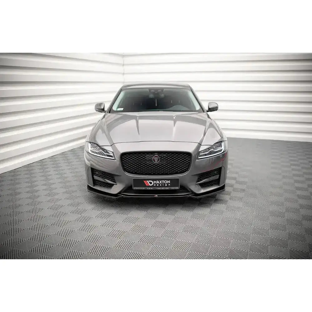 Frontspoiler på Jaguar XF R-Sport Mk2 med sort grill og aerodynamisk splitter, sett forfra innendørs.