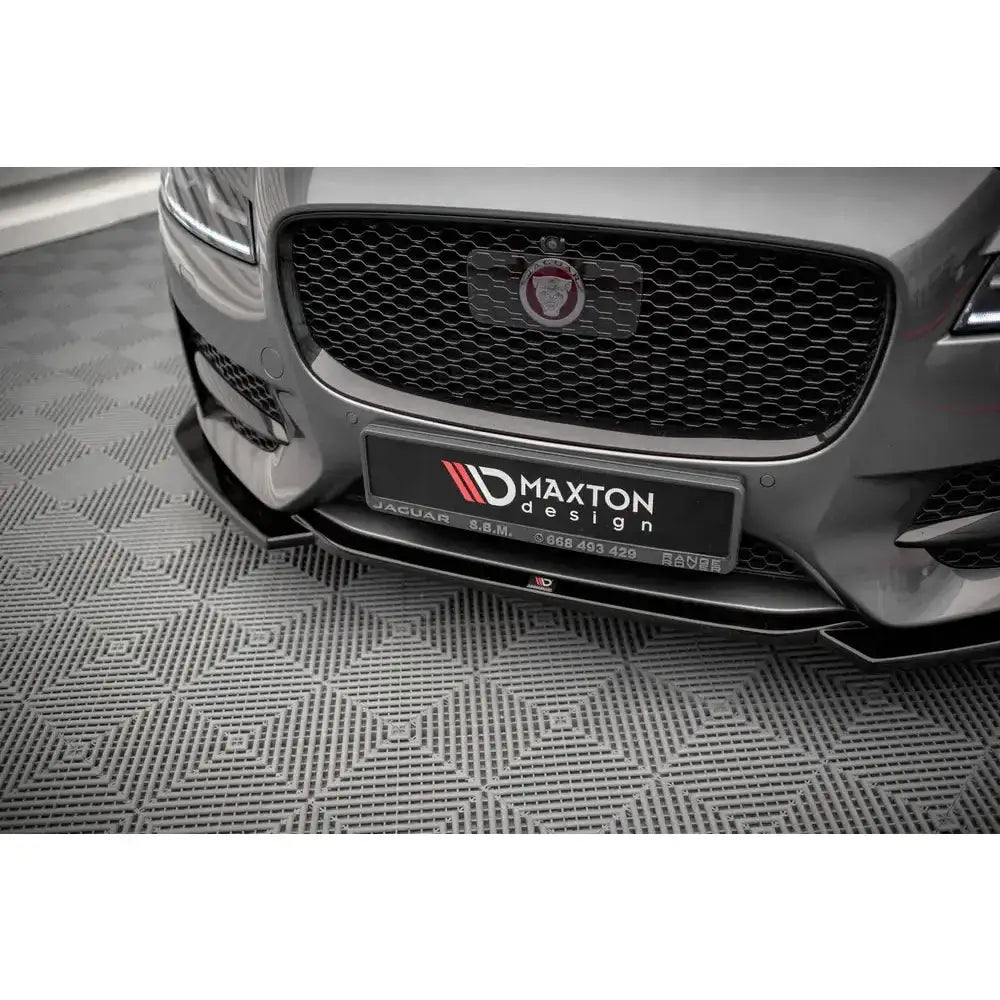 Front lip på Jaguar XF R-Sport Mk2 med sort frontspoiler og Maxton Design-logo, sett skrått forfra.