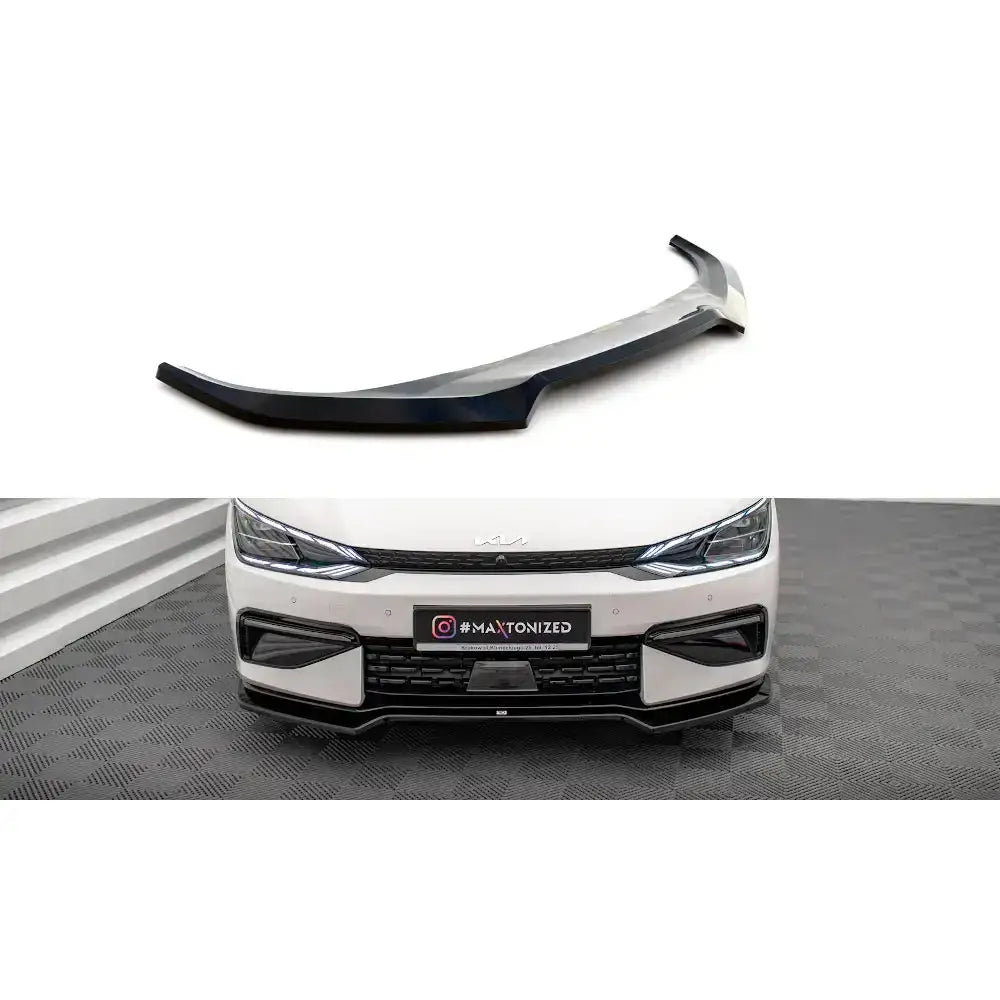 Frontleppe V.1 til Kia EV6 GT-Line Mk1 21-, svart plast vist separat og montert på hvit bil.
