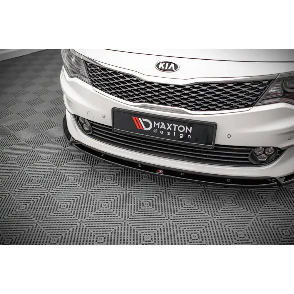 Front lip på Kia Optima Mk4 med sort frontsplitter fra Maxton Design montert under støtfangeren.