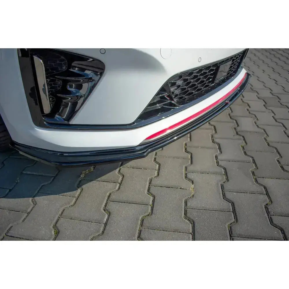 Front lip på Kia Proceed GT Mk 3 i hvit og sort med rød stripe, sett skrått ovenfra på høyre side.