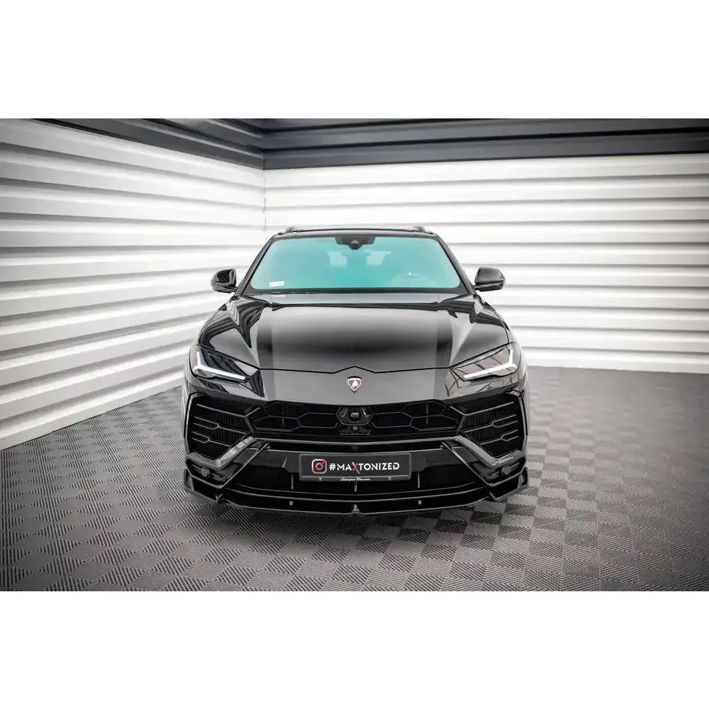 Frontsplitter på Lamborghini Urus Mk1 V.1 sett forfra med blank finish og markante luftinntak.
