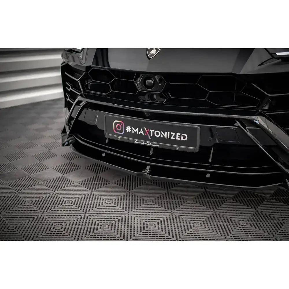Front lip på Lamborghini Urus Mk1 V.1, nærbilde av svart bilfront med høyglans detaljer.