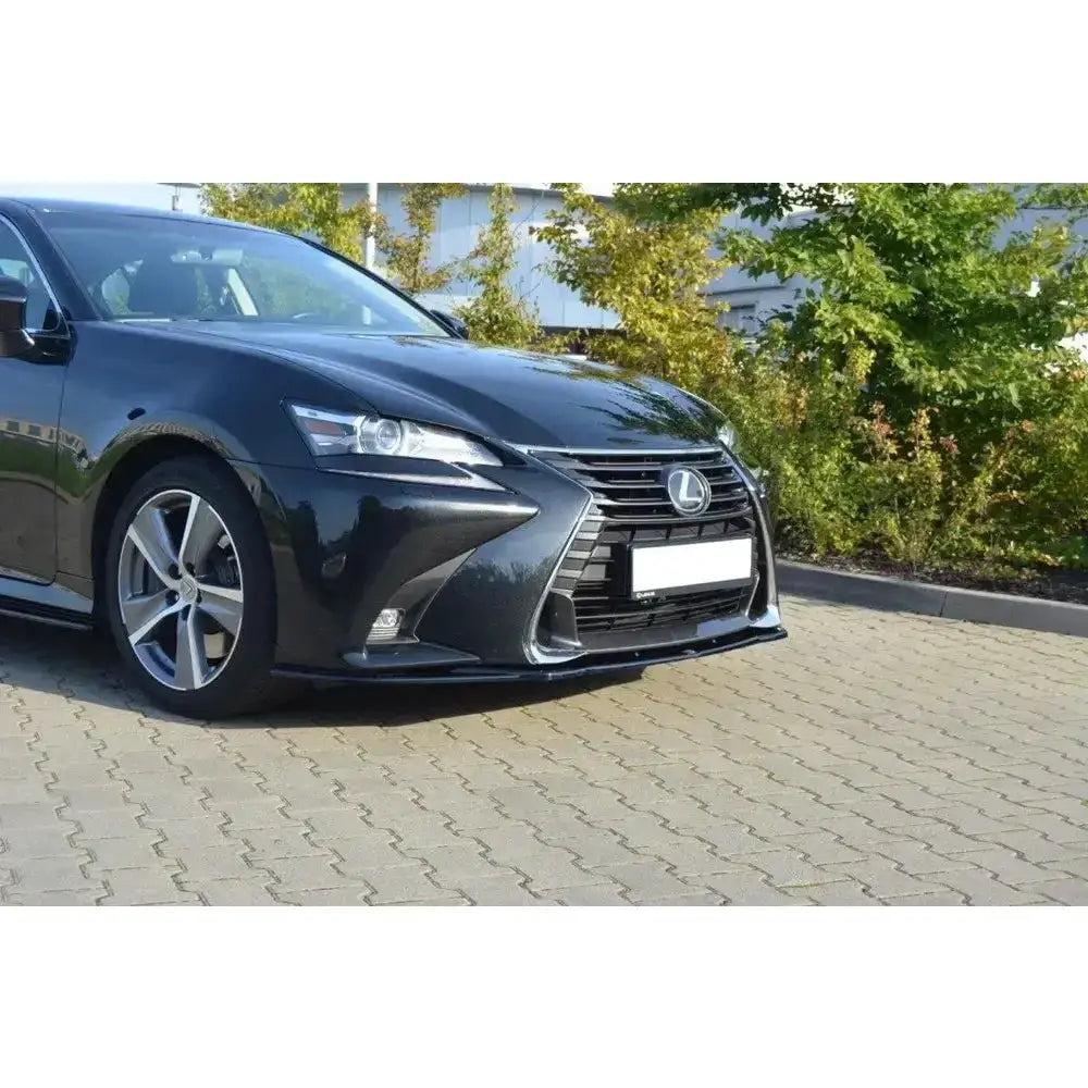 Frontspoiler på Lexus GS Mk4 Facelift i svart, sett fra venstre front med sølvfelger.