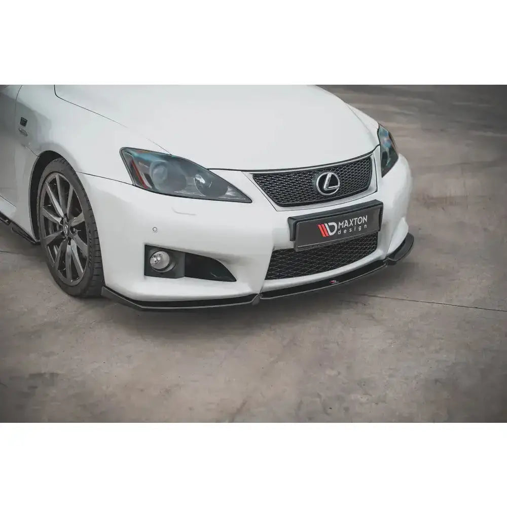 Frontsplitter på Lexus IS F Mk2 hvit bil, skrå forfra, med svart splitter, grill og tåkelykter på asfalt.