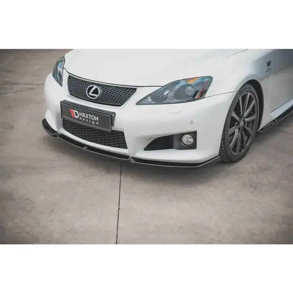 Front lip på Lexus IS F Mk2 i hvitt, med sorte detaljer på grill og frontleppe, sett skrått forfra.