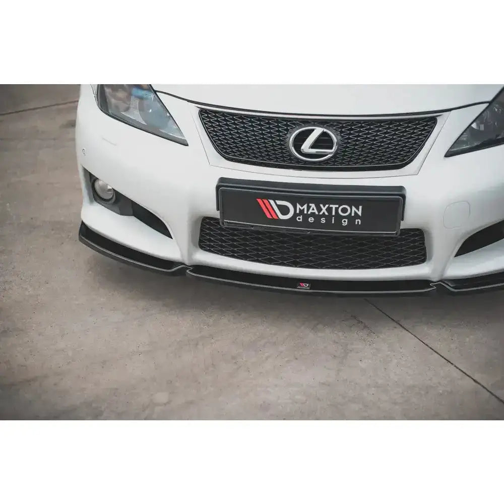 Front splitter på hvit Lexus IS F Mk2 med sort, blank frontspoiler, delvis synlig grill og lykter.