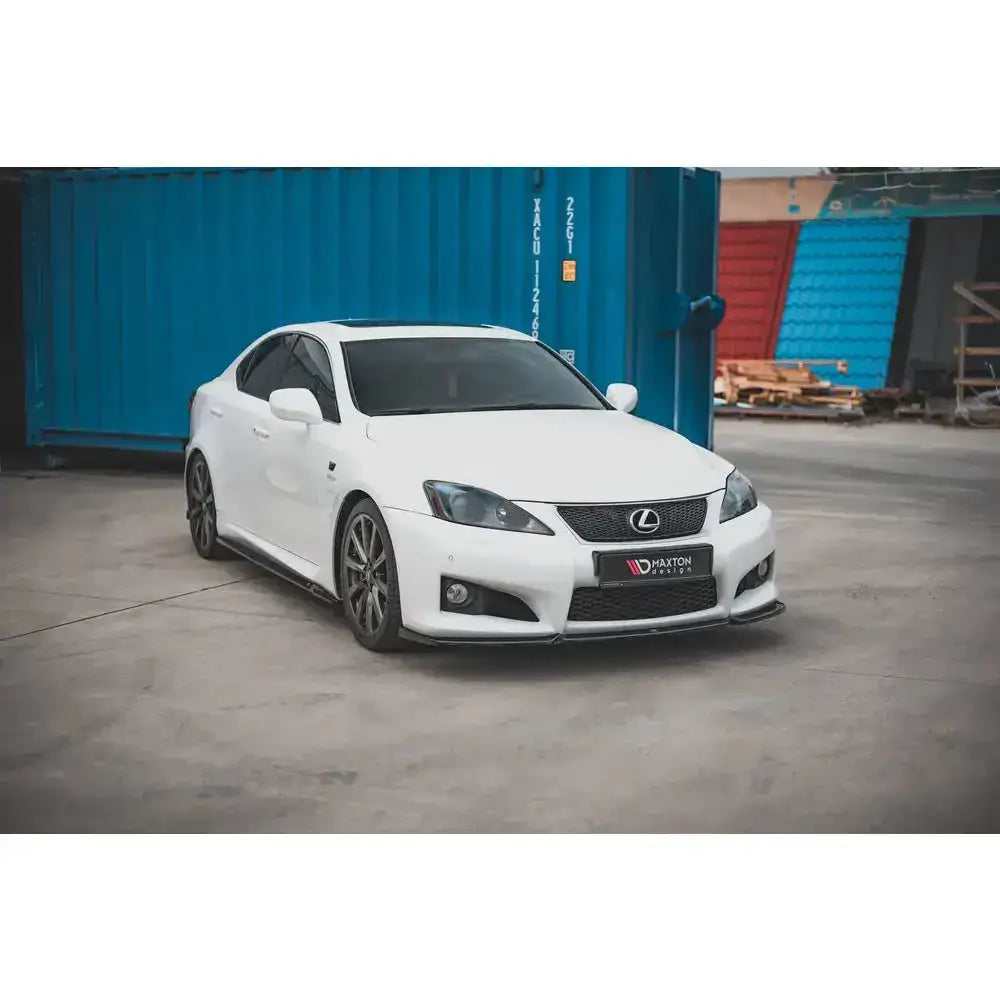 Frontleppe V.1 Lexus IS F Mk2 montert på hvit sedan med svarte detaljer foran blå container.
