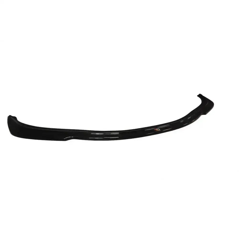 Front splitter til Lexus IS Mk2, sort og blank plastdel med buet form sett fra skrå vinkel.