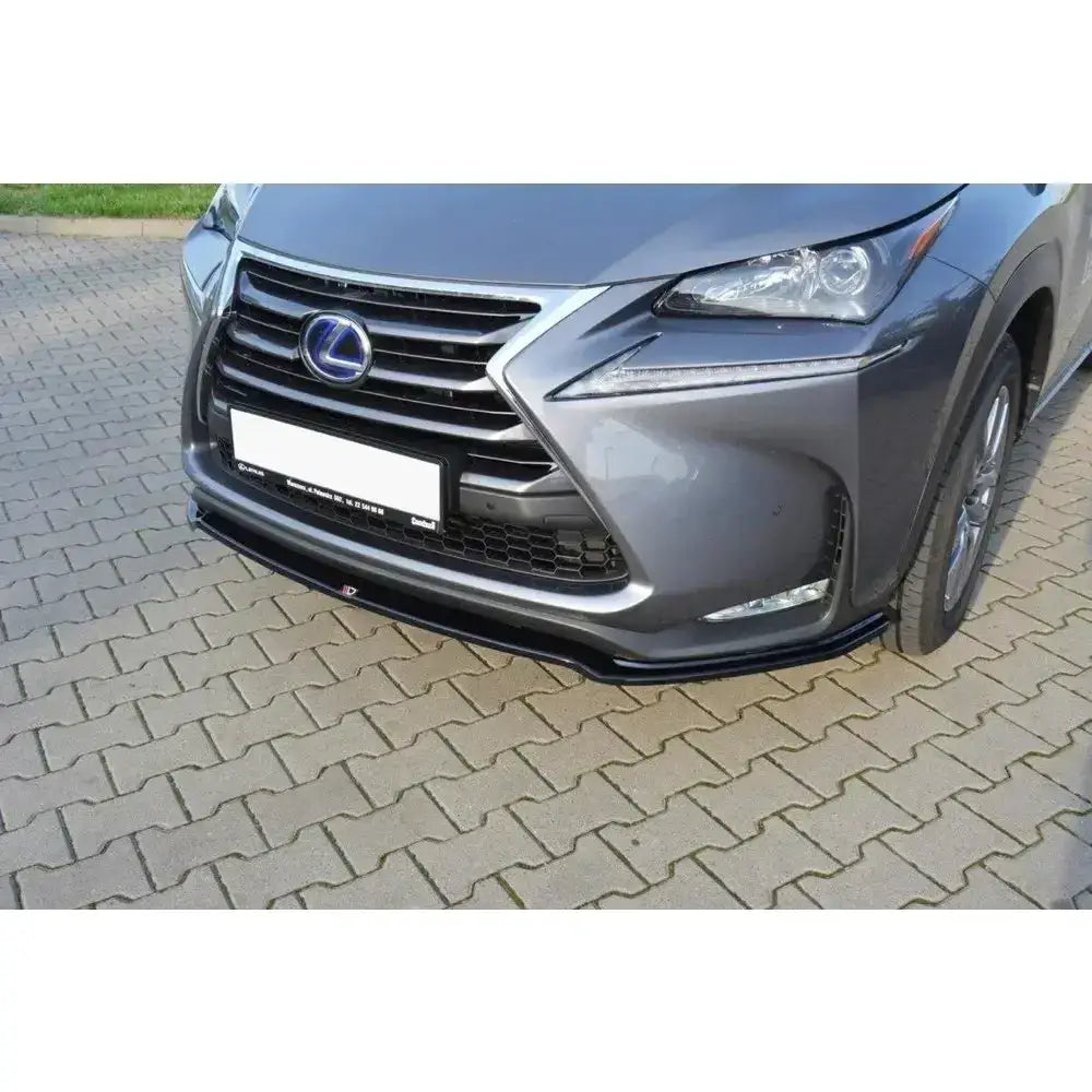 Frontsplitter på Lexus NX Mk1 i grått med svart plast, sett skrått forfra med synlig grill og lykter.