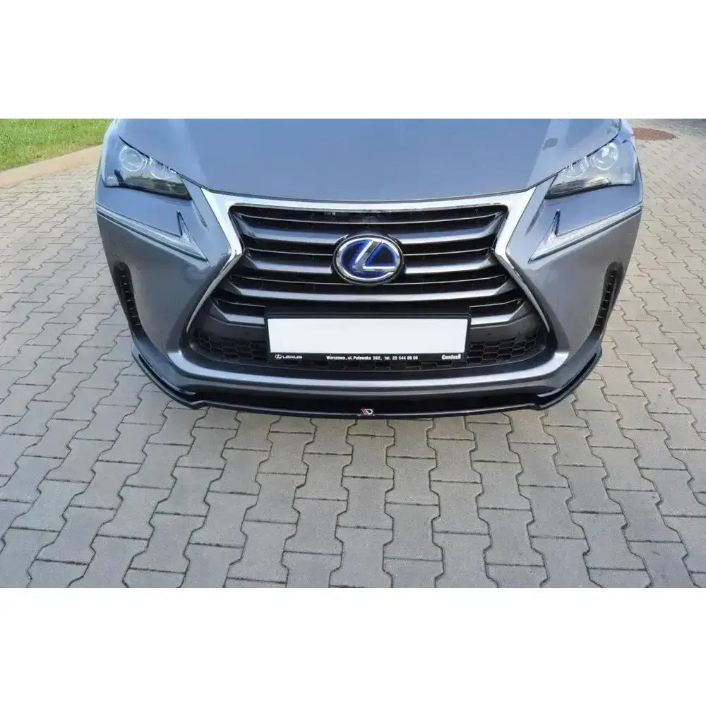 Front lip på Lexus NX Mk1 med sort skjørt montert under grå støtfanger, nærbilde mot brostein.