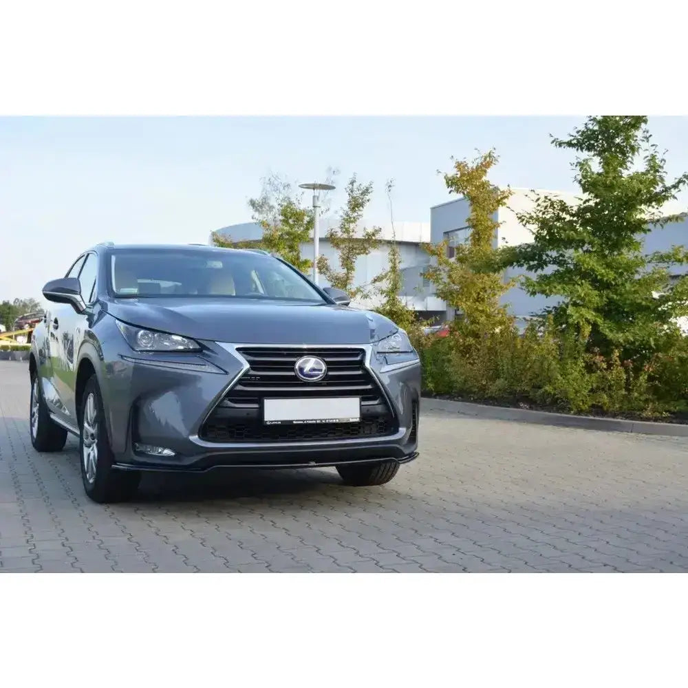 Front splitter på Lexus NX Mk1 SUV sett forfra med markant grill og skarpe frontlykter.