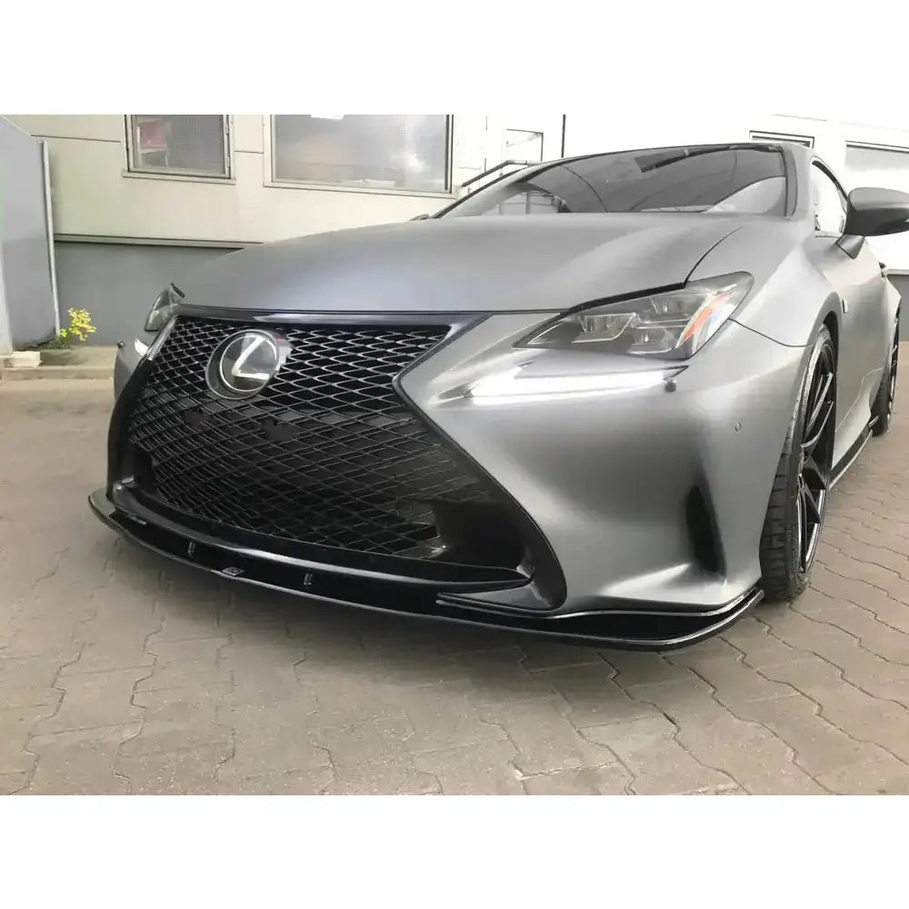 Frontsplitter på Lexus RC V.1 med sort sportsgrill og lav frontspoiler, sett fra venstre side.