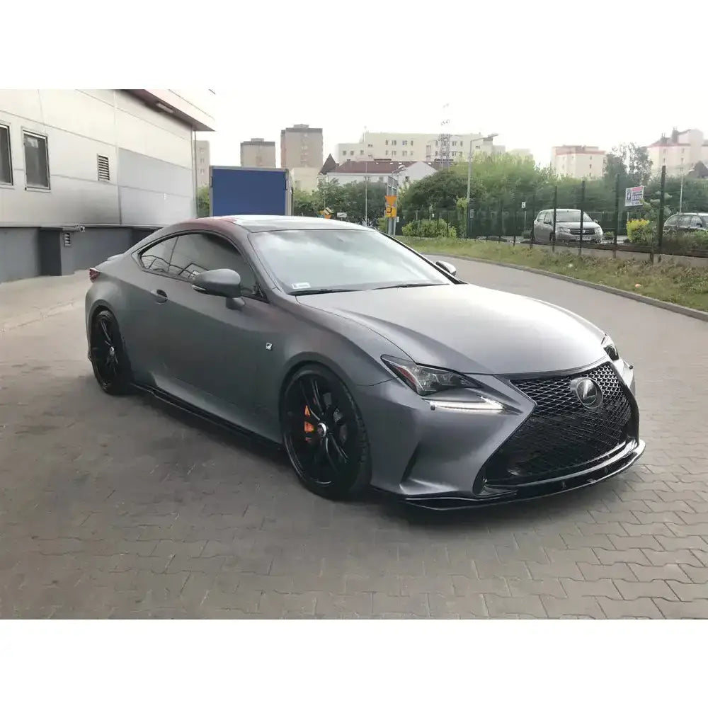 Front lip på Lexus RC V.1, matt grå sportsbil med svarte felger og oransje bremsekalipere.