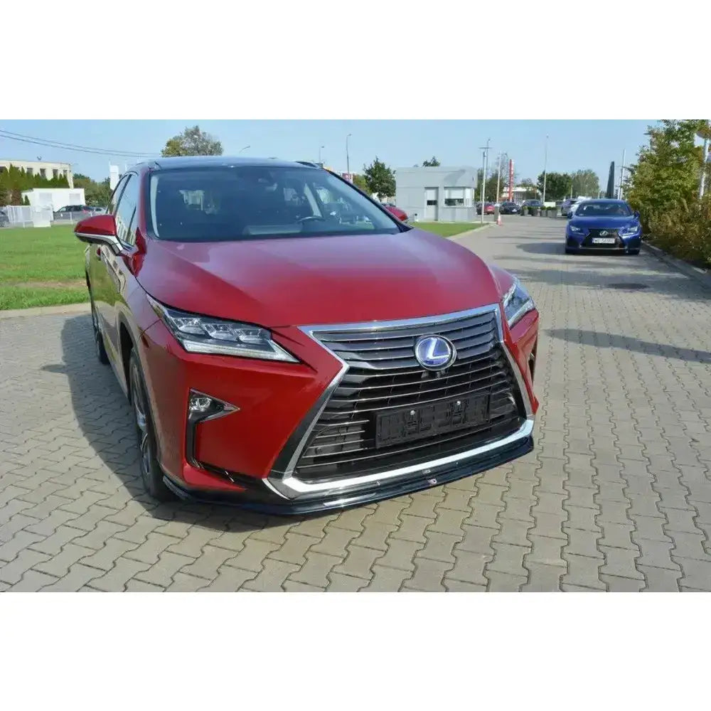 Frontspoiler på rød Lexus RX Mk4 SUV med krom frontgrill og LED-lykter sett fra skrå forside.