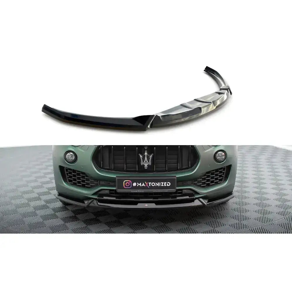 Frontleppe til Maserati Levante Mk1 i sort glanset plast, vist separat og montert på grønn bil forfra.