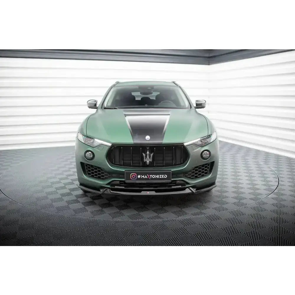 Frontspoiler på Maserati Levante Mk1 grønn SUV sett forfra med svart panserdekor og kromet grill.