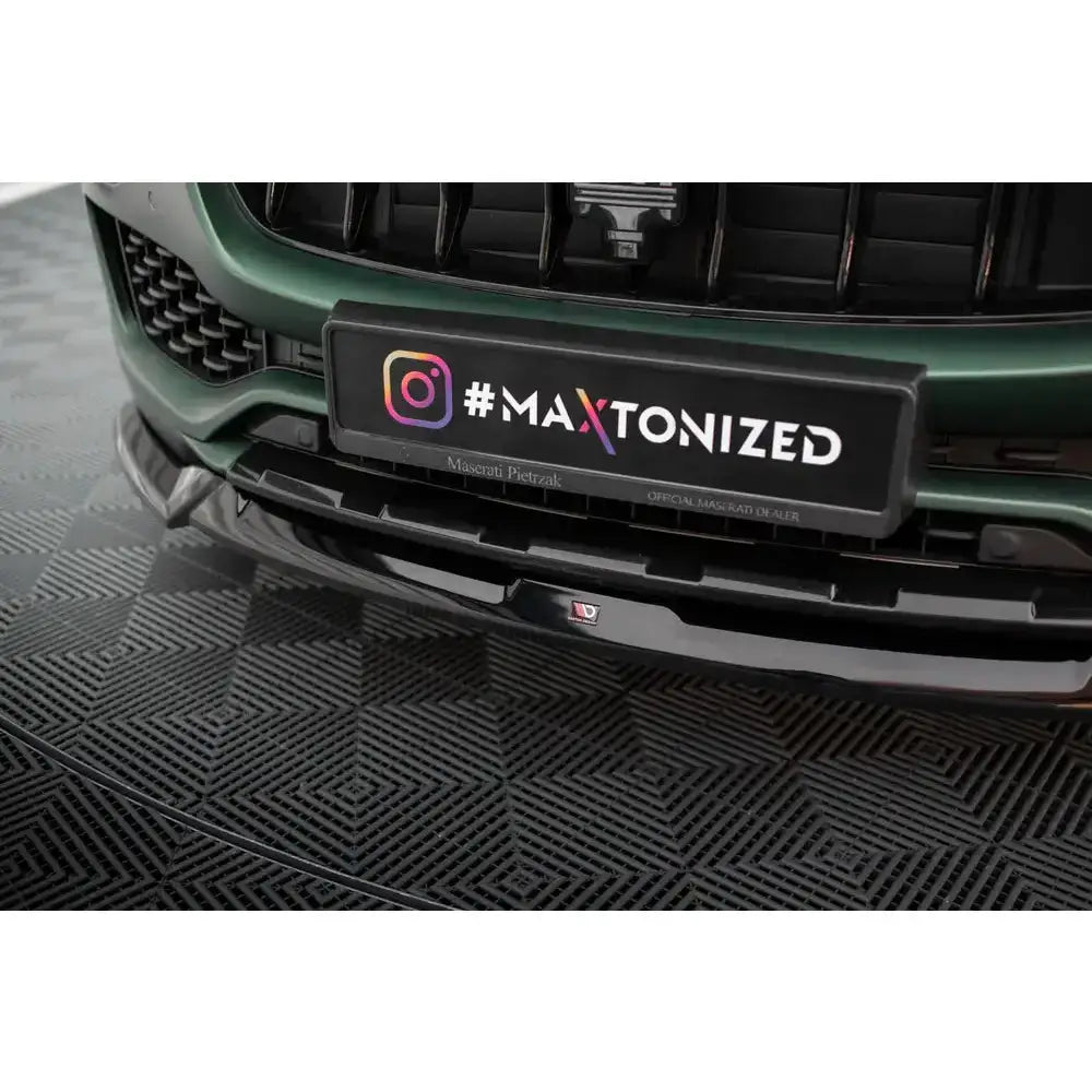 Frontsplitter til Maserati Levante Mk1 i sort, blank finish montert under støtfanger, nærbilde forfra.