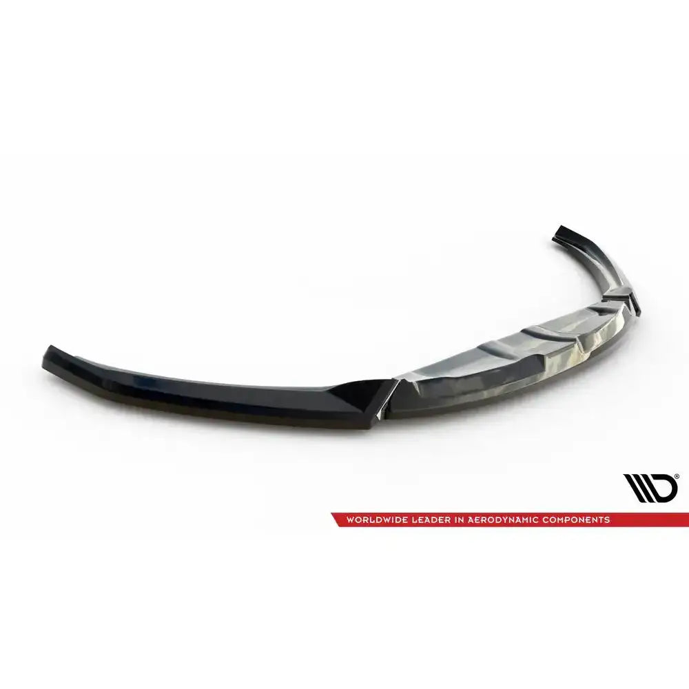 Front splitter til Maserati Levante Mk1, sort og blank frontleppe med aerodynamiske detaljer, sett skrått.