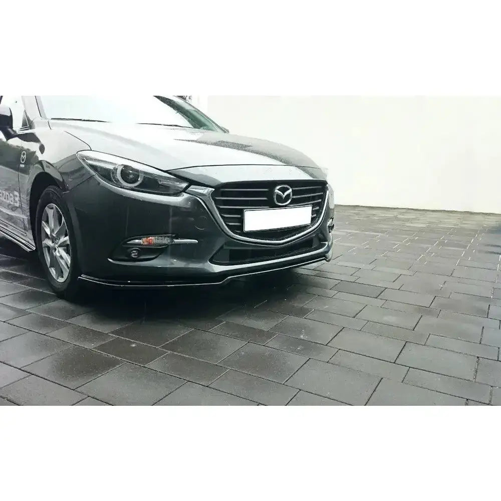 Front lip montert på Mazda 3 BM Facelift, sett fra venstre front med sort leppe under grillen.