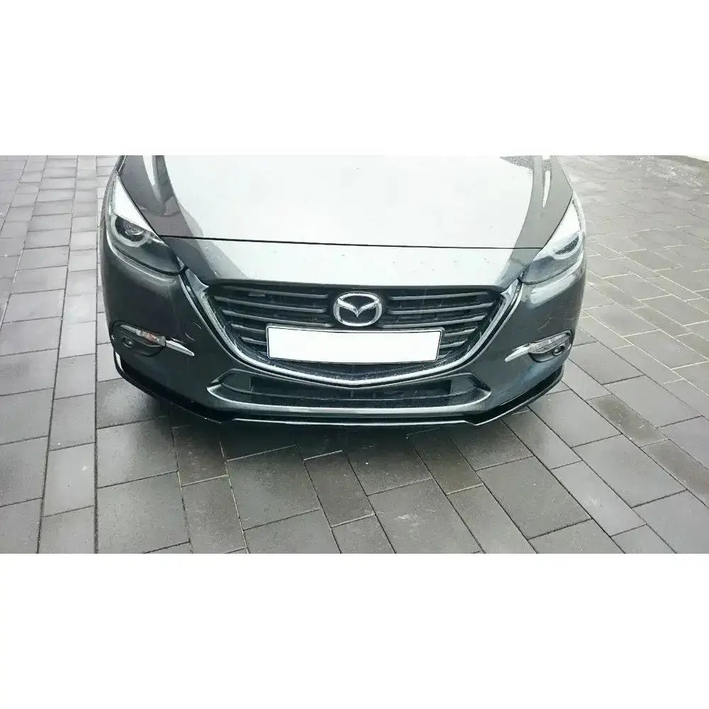 Frontsplitter på Mazda 3 BM Facelift, grå bil sett forfra med markert grill og blanke detaljer.