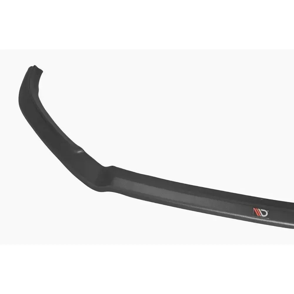 Frontspoiler til Mazda 3 BM Facelift, svart plast, sett fra skrå vinkel med logo i enden.