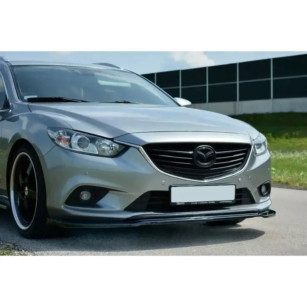 Frontspoiler til Mazda 6 Gj Mk3 12-14 i svart montert under frontfanger, sett fra venstre forfra.