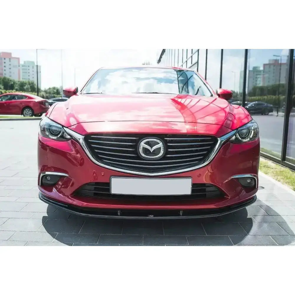 Frontleppe V.1 Mazda 6 Gj Facelift montert på rød bil sett forfra med kromdetaljer på grillen.