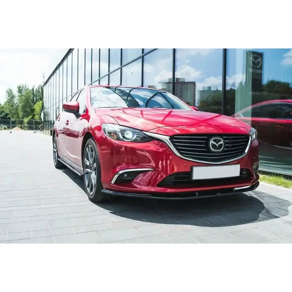 Frontspoiler på rød Mazda 6 Gj Facelift med LED-lykter, krom grill og svarte felger.