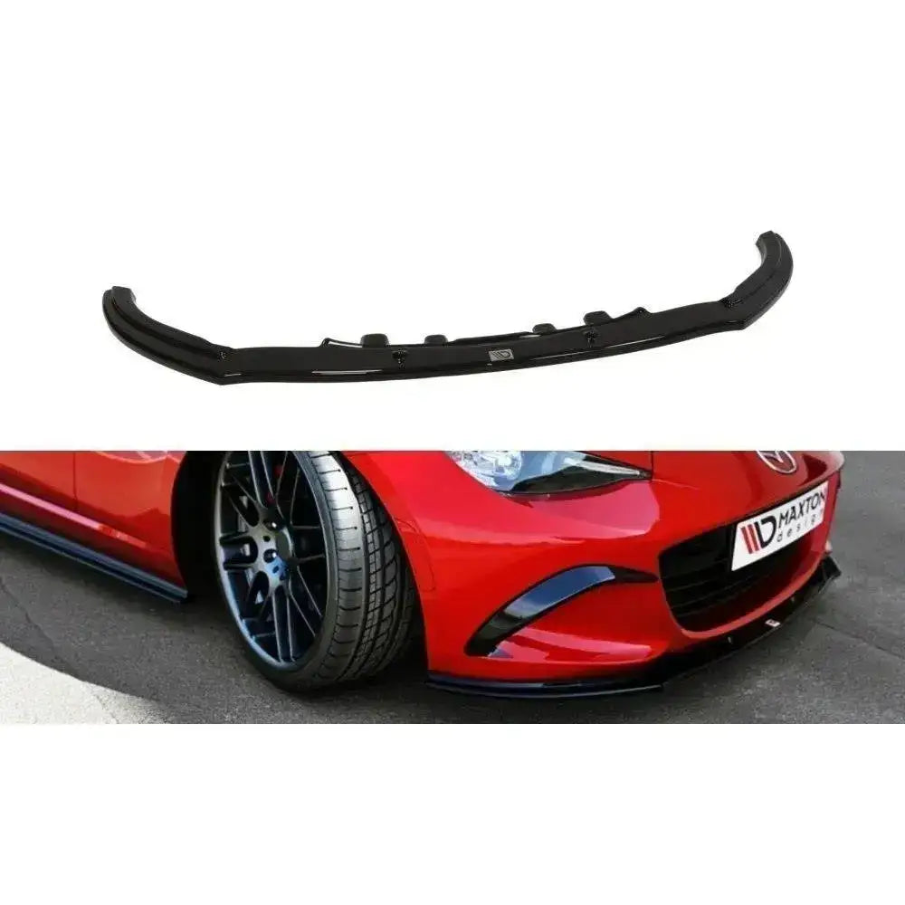 Frontleppe V.1 Mazda Mx-5 IV i sort plast montert på rød bil, sett fra skrå vinkel nær bakken.