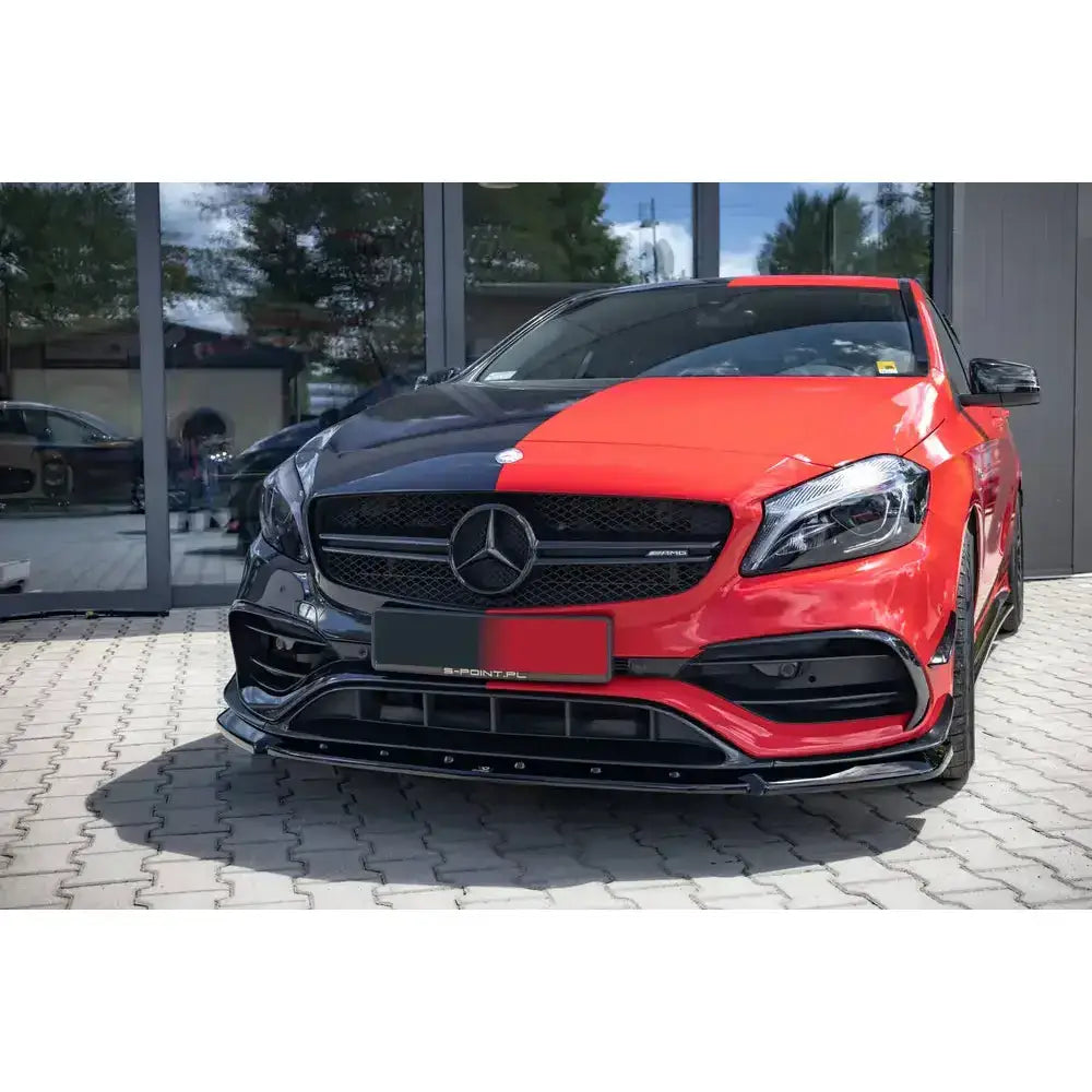 Frontsplitter på Mercedes A45 Aero W176 Facelift med sort og rød todelt panser og sportslig frontfanger.