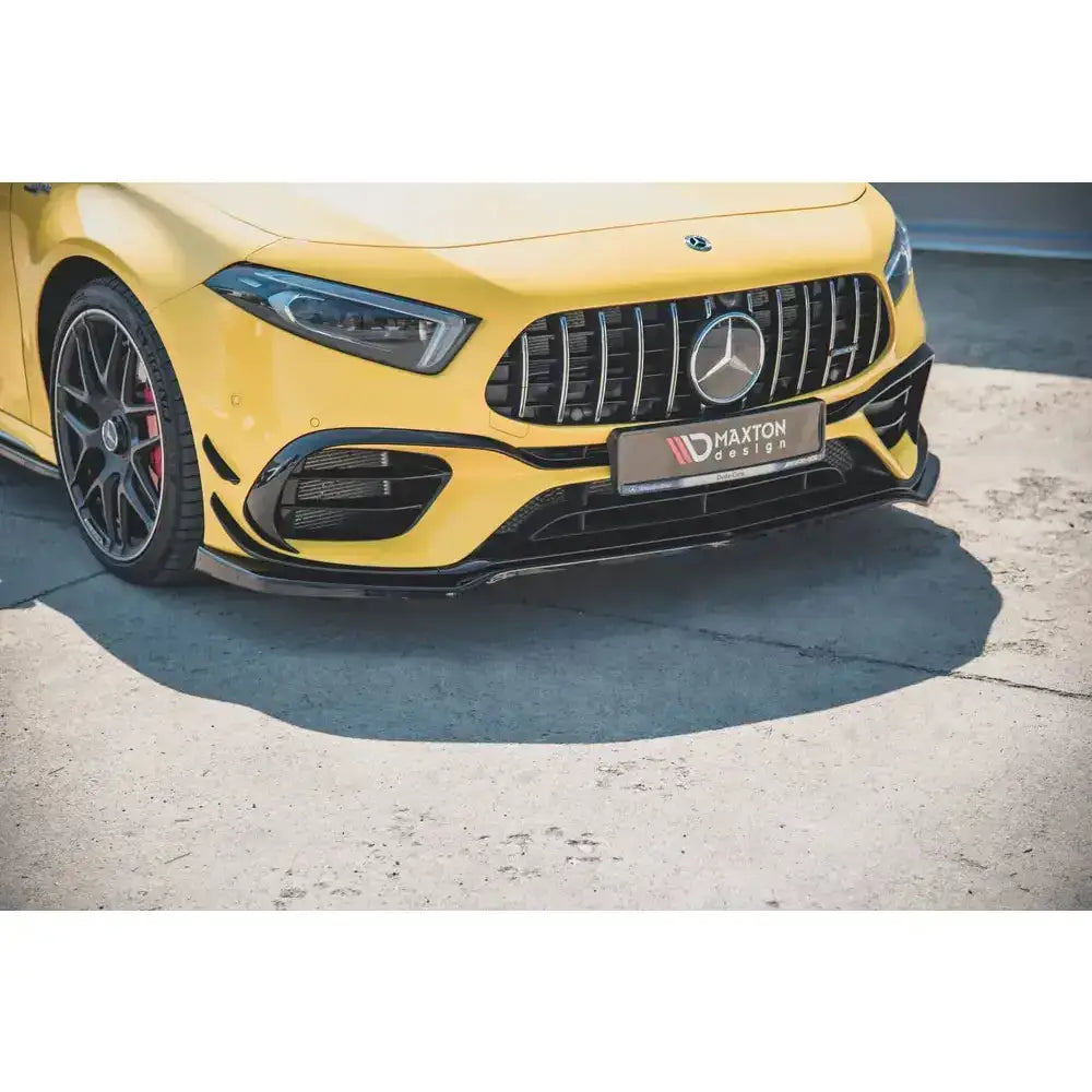 Frontsplitter på Mercedes-Amg A 45 S W177 i gul med store luftinntak og sportslige felger.