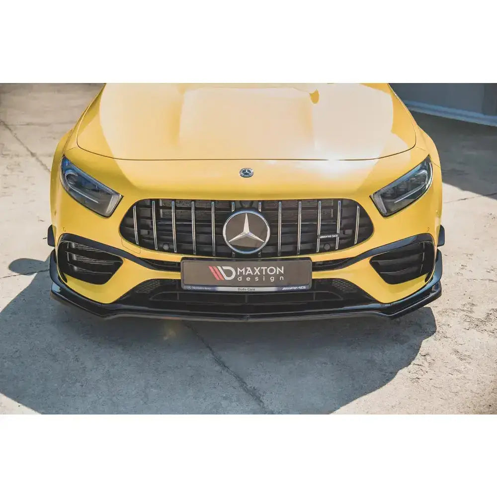 Front lip på Mercedes-Amg A 45 S W177 med sort grill og Maxton Design-logo foran bilen.