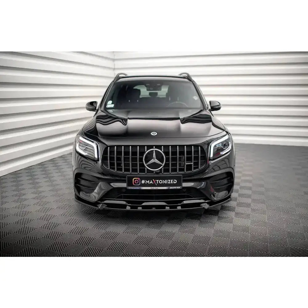 Frontspoiler på sort Mercedes-AMG GLB 35 X247 sett forfra med kromdetaljer og tydelig Mercedes-logo.