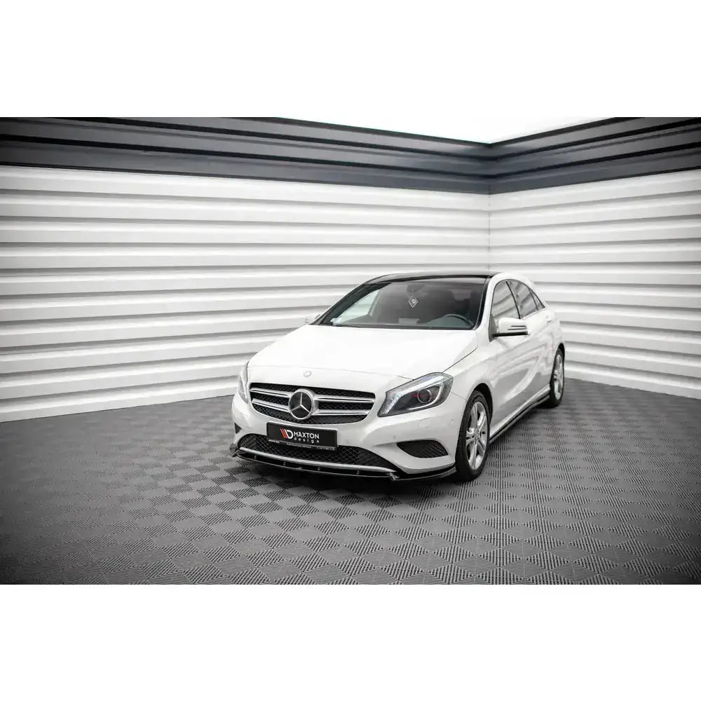 Frontspoiler på Mercedes-Benz A-Klasse W176 12-15, hvit bil med svart frontsplitter innendørs.